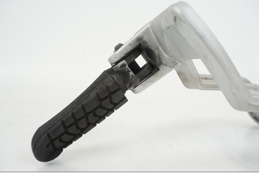 Snett uppifrån på Fotpinnefäste från en KTM 990 SM -2009 motorcykel.