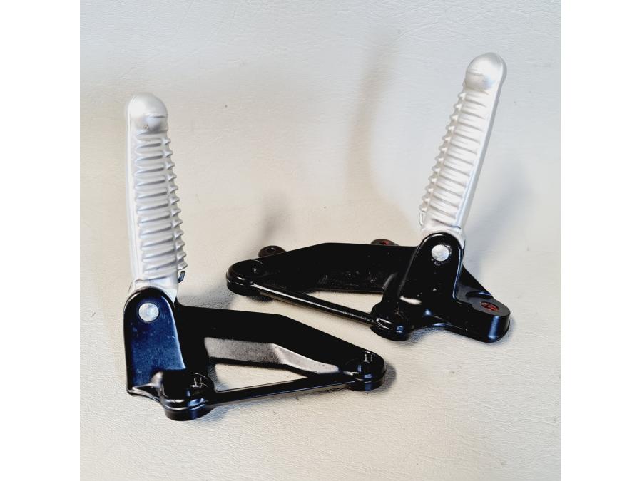 Framsidan på Fotpinne från en Ducati Streetfighter 1098 -2008 motorcykel.