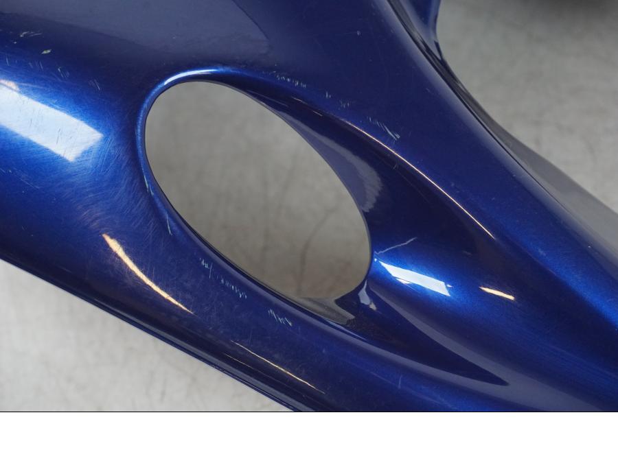 Snett nerifrån på Sidkåpa från en Triumph Sprint RS -2000 motorcykel.