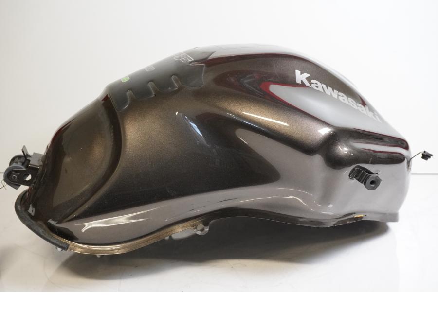 Snett nerifrån på Bensintank från en Kawasaki Versys 1000 -2012 motorcykel.