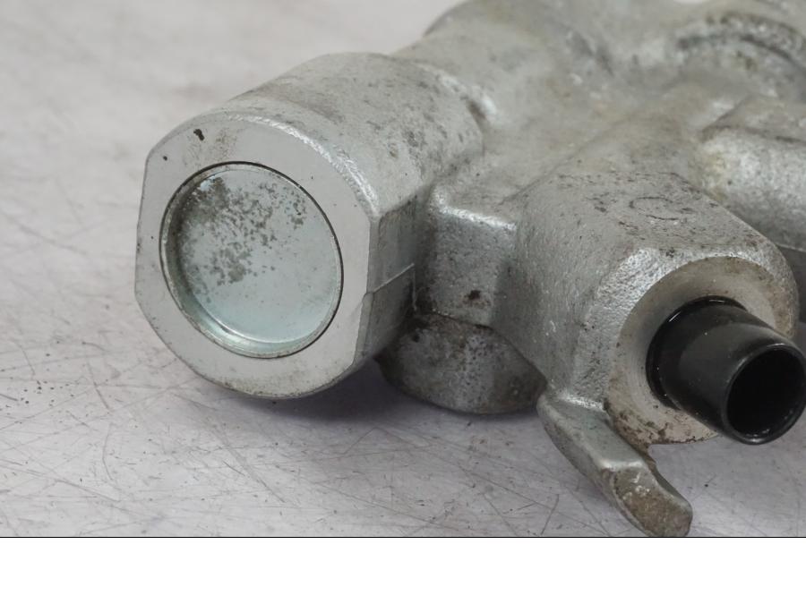 Höger sida på Bromsfördelare från en Honda CBR 1000 F -1999 motorcykel.