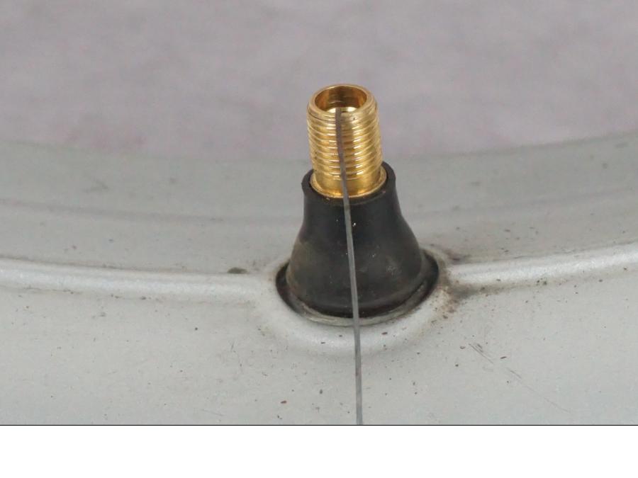 Vänster sida på Fälg från en BMW R 1200 GS -2005 motorcykel.