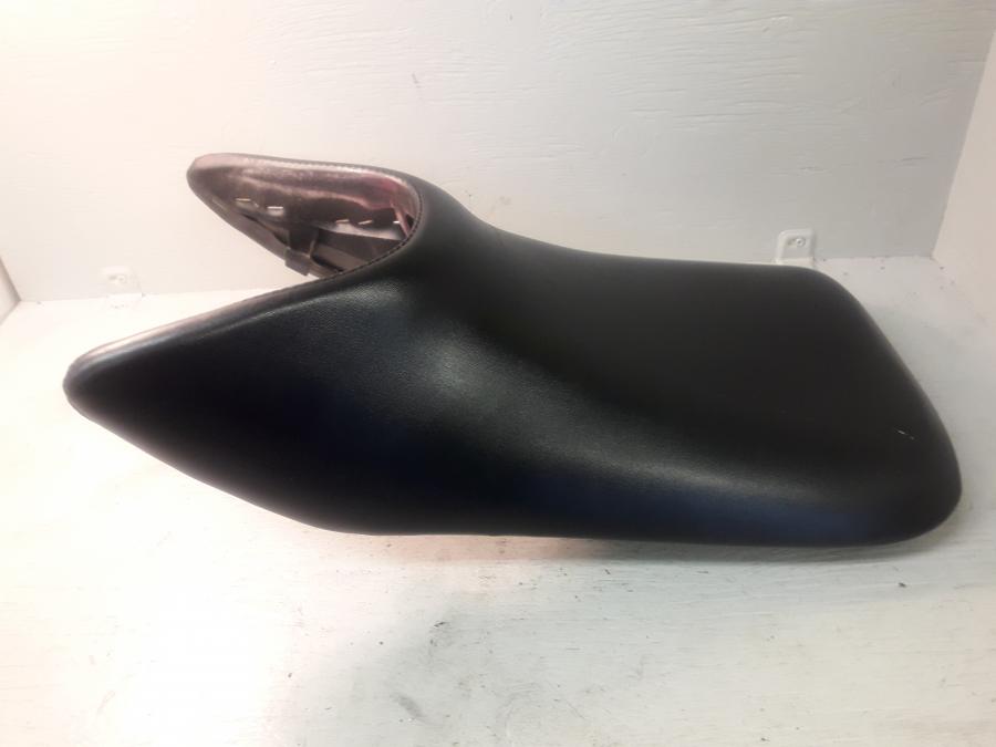 Framsidan på Sadel från en Honda CBR 125 R -2008 motorcykel.