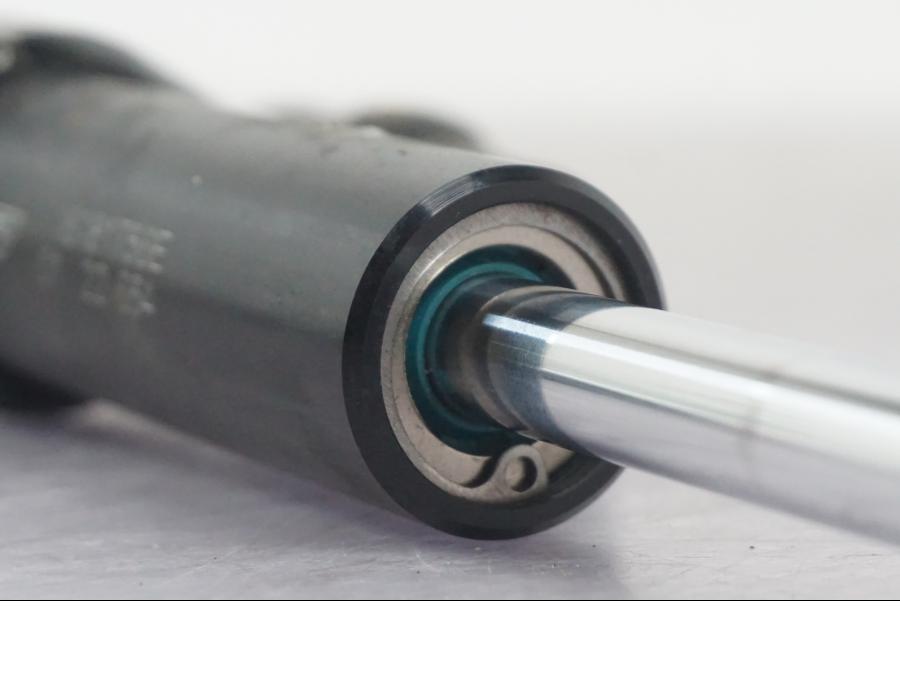 Vänster sida på Styrdämpare från en KTM 1290 Super Duke R -2022 motorcykel.