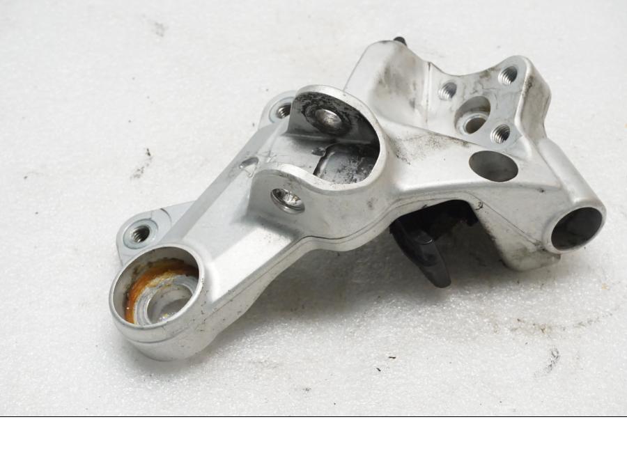 Baksidan på Fotpinnefäste från en KTM 690 SMCR -2019 motorcykel.