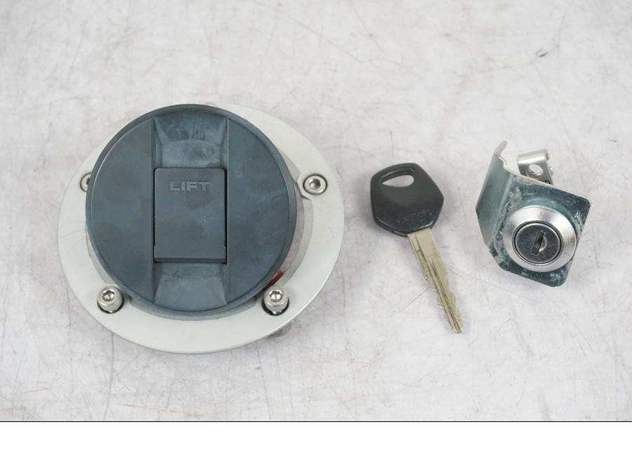 Framsidan på Låssats från en Suzuki GSF 1250 -2010 motorcykel.