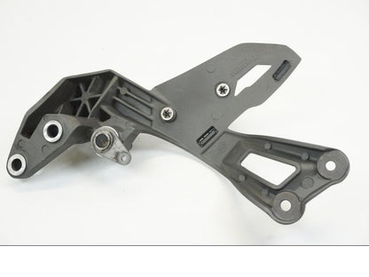 Höger sida på Fotpinnefäste från en Triumph Tiger 1200 -2018 motorcykel.