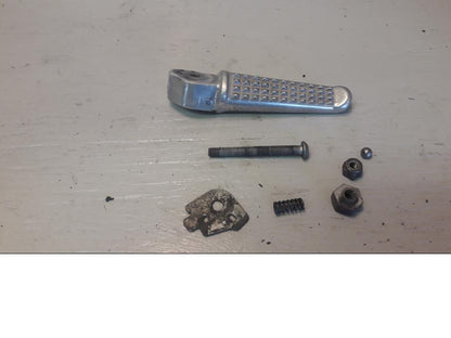 Framsidan på Fotpinne från en Honda VFR 800 -2000 motorcykel.