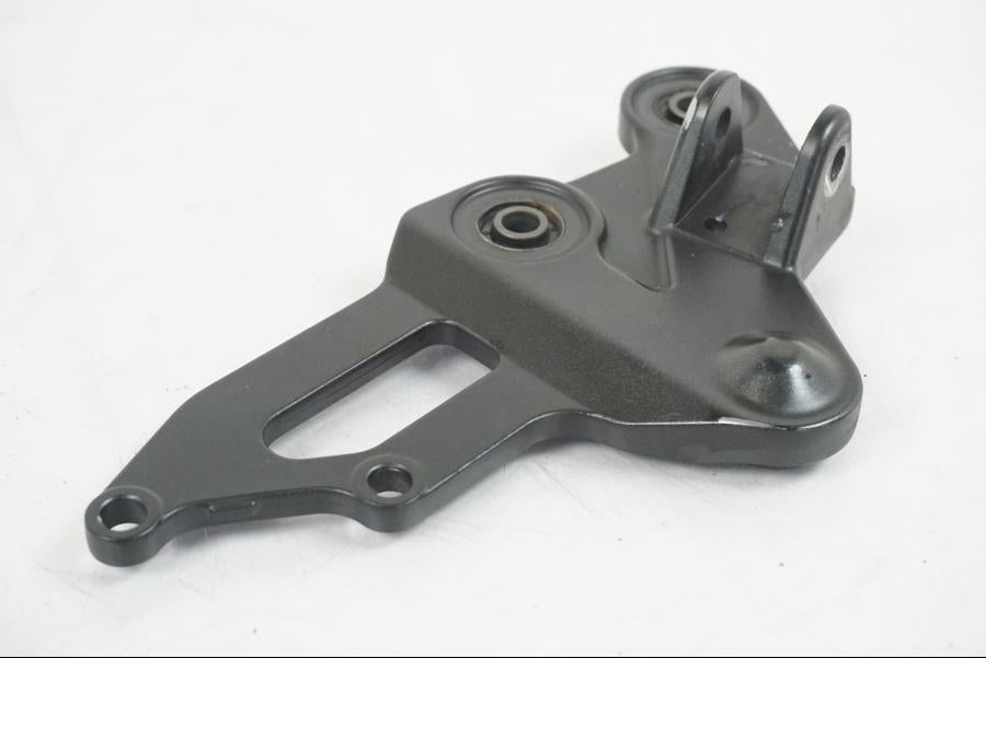 Snett nerifrån på Fotpinnefäste från en Yamaha MT-07 -2019 motorcykel.