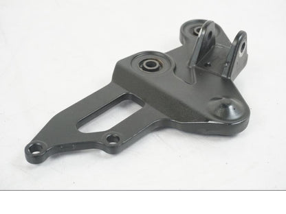 Snett nerifrån på Fotpinnefäste från en Yamaha MT-07 -2019 motorcykel.