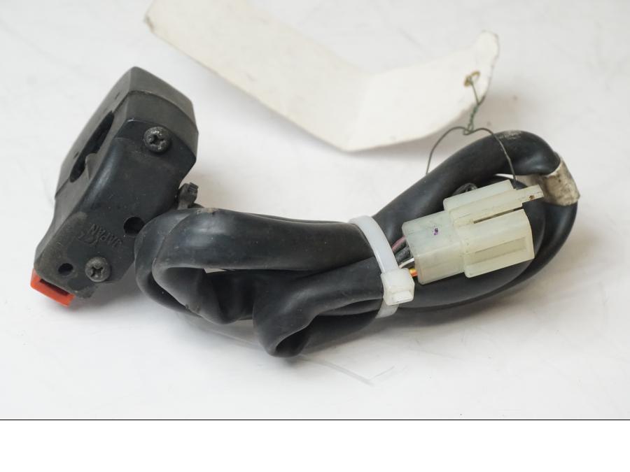 Vänster sida på <p>Styrelreglage höger till Honda XL 600 V PD06 1987.</p>

<p>Mindre skada på gummi skyddet se bild.</p> motorcykel.