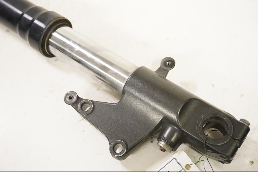 Baksidan på Gaffelben från en Aprilia RSV 1000 -2002 motorcykel.