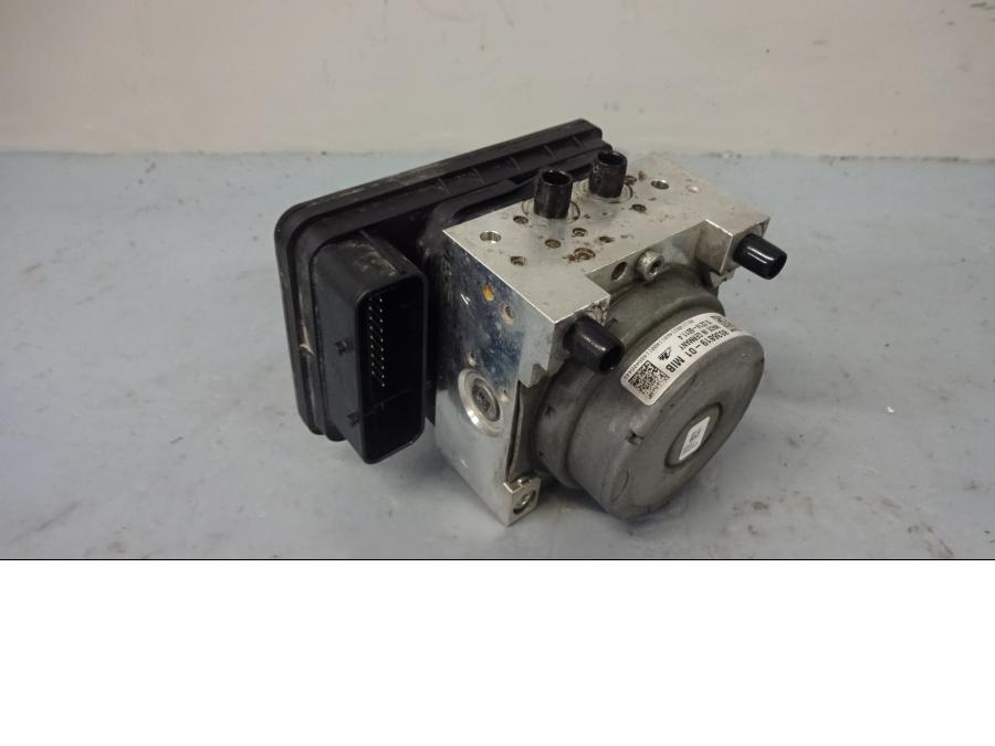 Framsidan på ABS Modulator från en BMW R 1200 GSA -2014 motorcykel.