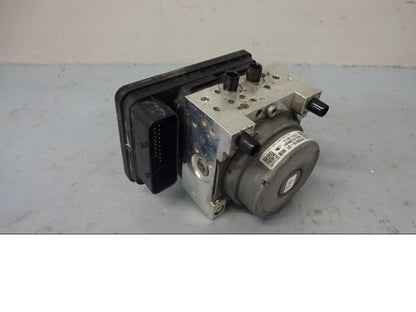 Framsidan på ABS Modulator från en BMW R 1200 GSA -2014 motorcykel.