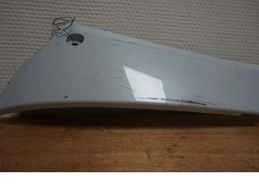 Baksidan på Sidopanel från en Yamaha Cygnus -2012 motorcykel.