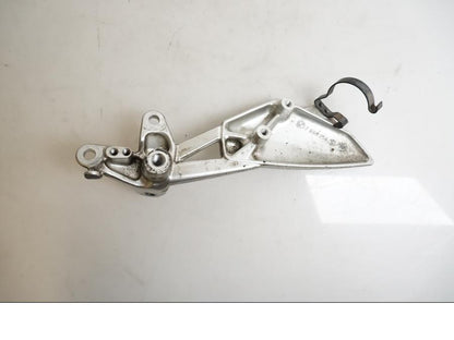 Baksidan på Fotpinnefäste från en BMW K 1200 S -2007 motorcykel.