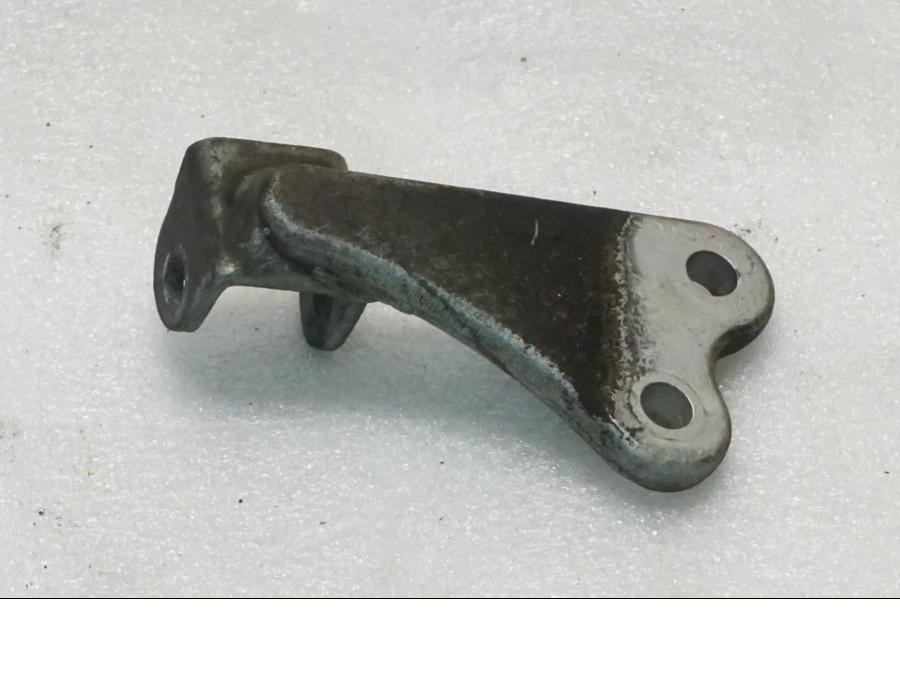 Baksidan på Fotpinnefäste från en Yamaha TT 600 RE -2004 motorcykel.