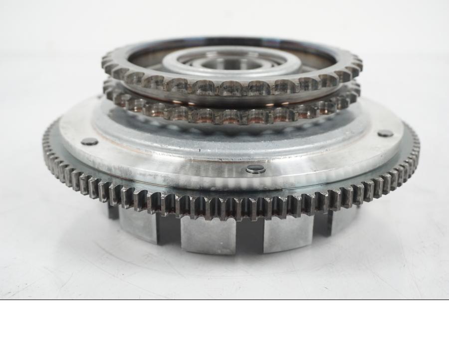 Snett nerifrån på Kopplingskorg från en H-D Softail Standard FXST -2001 motorcykel.