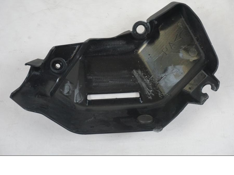 Snett nerifrån på Vattenexpansionskärl från en Yamaha MT-09 -2019 motorcykel.