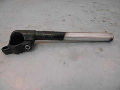 Baksidan på Styre från en Yamaha YZF-R 125 -2012 motorcykel.