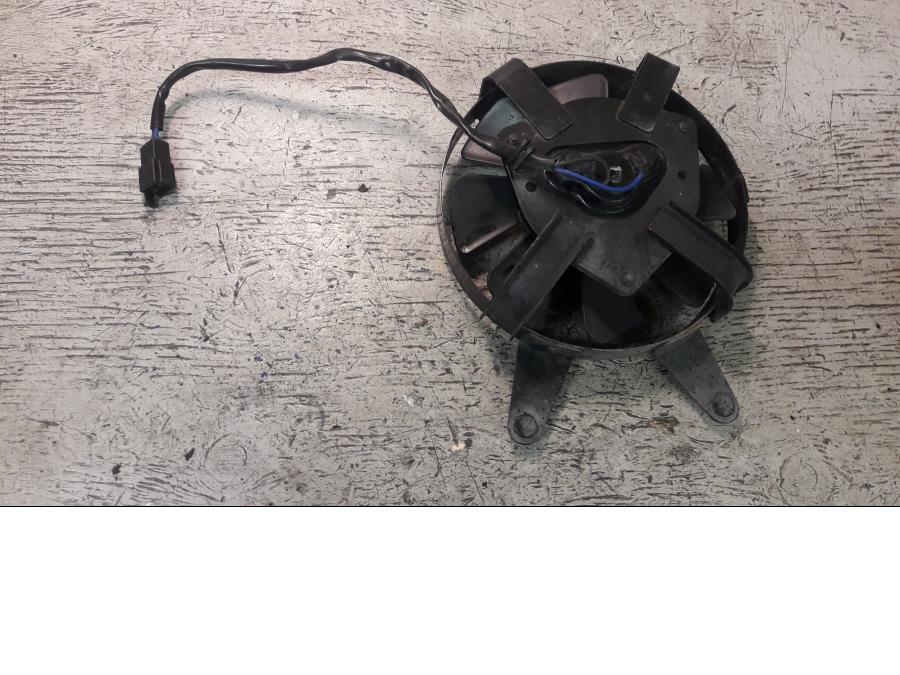 Baksidan på Vattenkylfläkt från en Yamaha FZ-S 600 -2000 motorcykel.