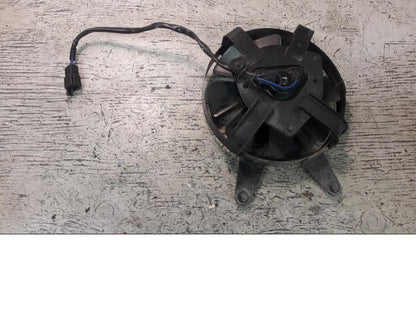 Baksidan på Vattenkylfläkt från en Yamaha FZ-S 600 -2000 motorcykel.