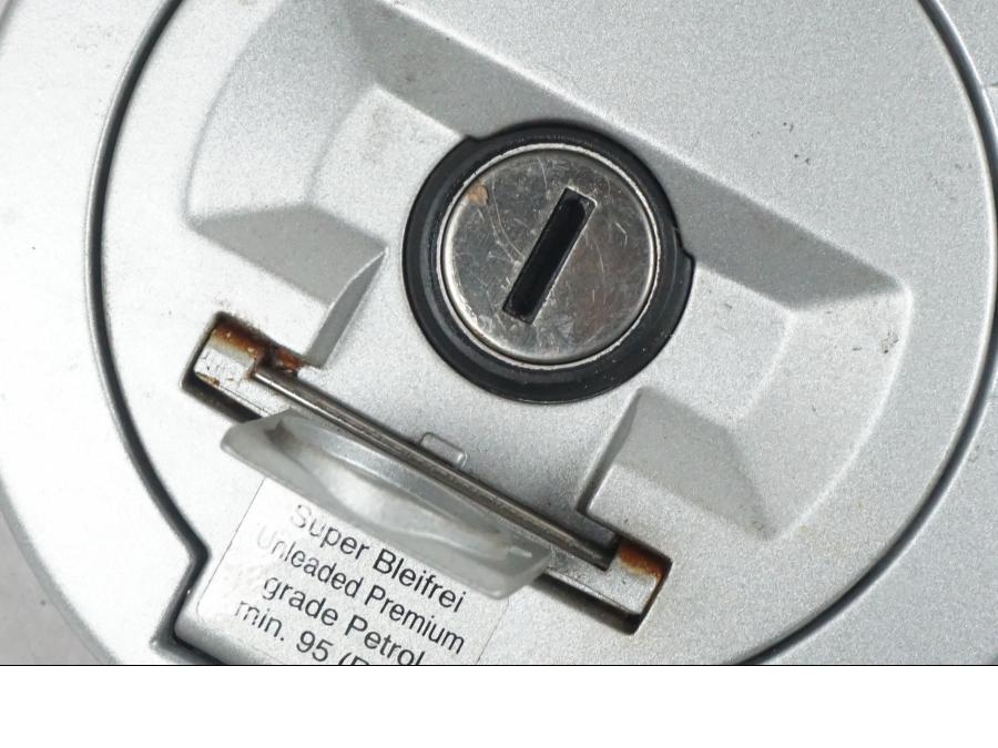 Extrabild2 på <p>Låssats från BMW F 800 R 2010.</p>

<p>Tändningslås med antenn lite ful i ena fästet, tanklock, sadellås och 1st nyckel.</p> motorcykel.