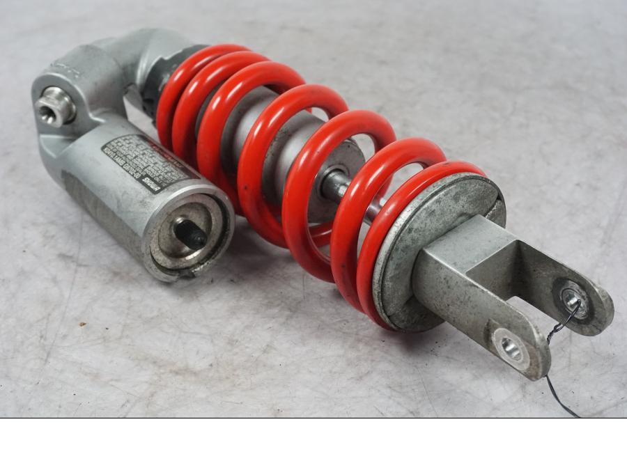 Baksidan på Stötdämpare från en Buell 1125 R -2008 motorcykel.