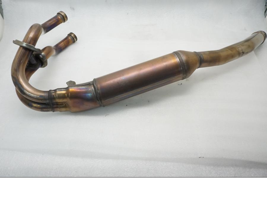 Höger sida på Grenrör från en Kawasaki Z 400 -2020 motorcykel.