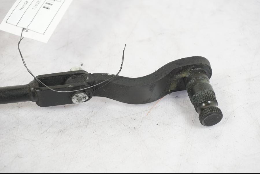 Baksidan på Bromslänkage från en Honda VT 600 C -1998 motorcykel.