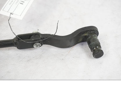 Baksidan på Bromslänkage från en Honda VT 600 C -1998 motorcykel.