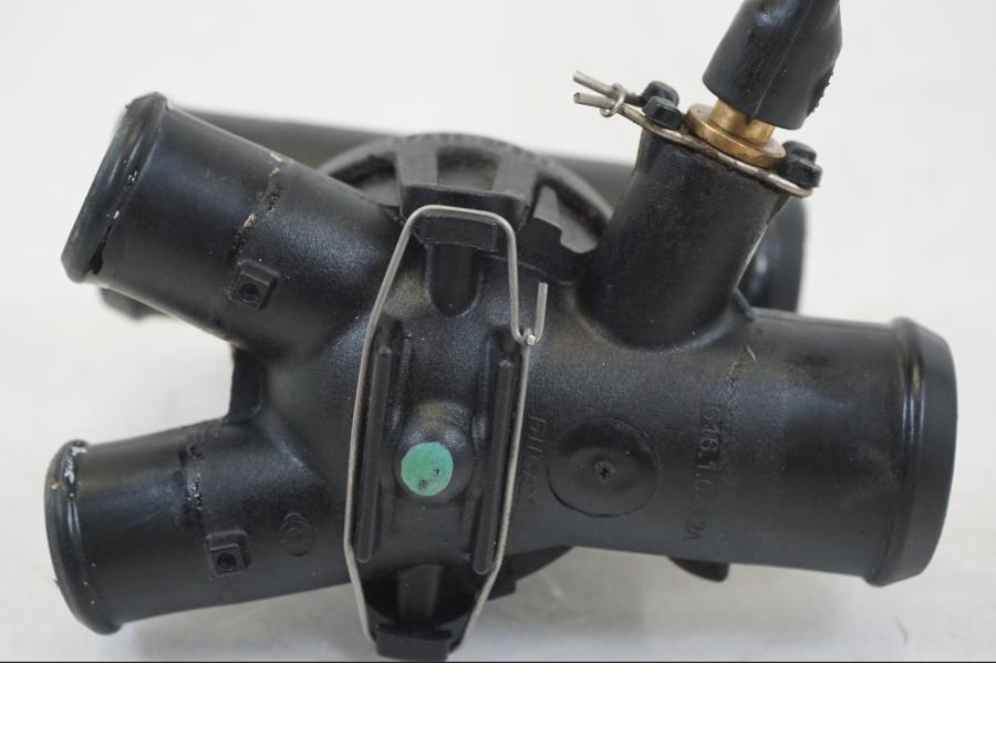 Extrabild4 på Vattentermostathus från en Ducati Streetfighter V4 -2020 motorcykel.