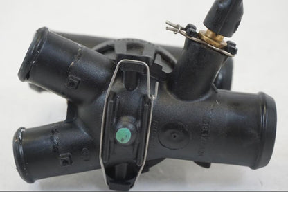 Extrabild4 på Vattentermostathus från en Ducati Streetfighter V4 -2020 motorcykel.