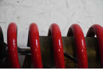 Snett uppifrån på Stötdämpare från en Yamaha FZ-S 600 -1998 motorcykel.