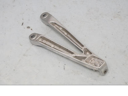 Baksidan på Fotpinnefäste från en Honda CBR 1000 RR -2004 motorcykel.