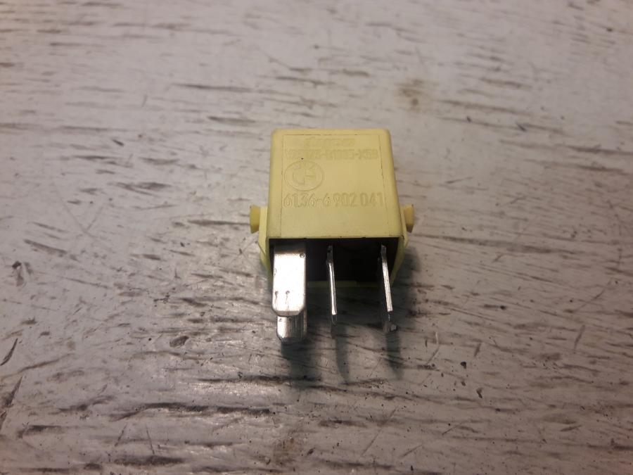 Framsidan på Relä från en BMW R 1150 R -2004 motorcykel.