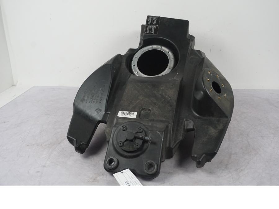 Vänster sida på Bensintank från en BMW F 800 R -2018 motorcykel.