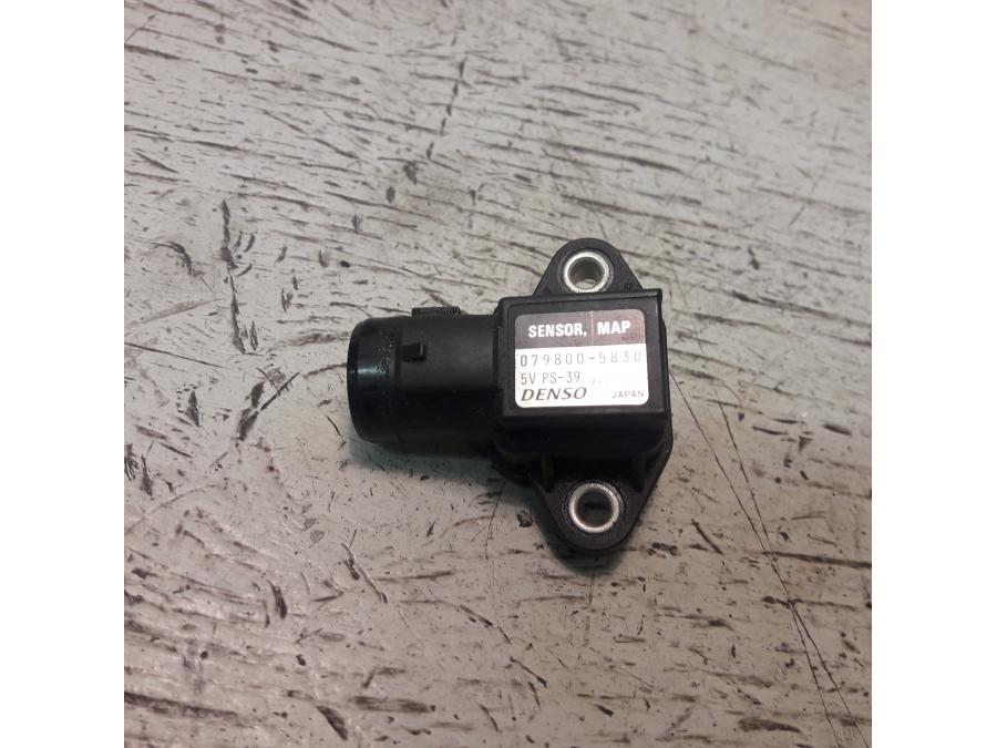 Framsidan på Mapsensor från en Honda VTX 1800 -2007 motorcykel.