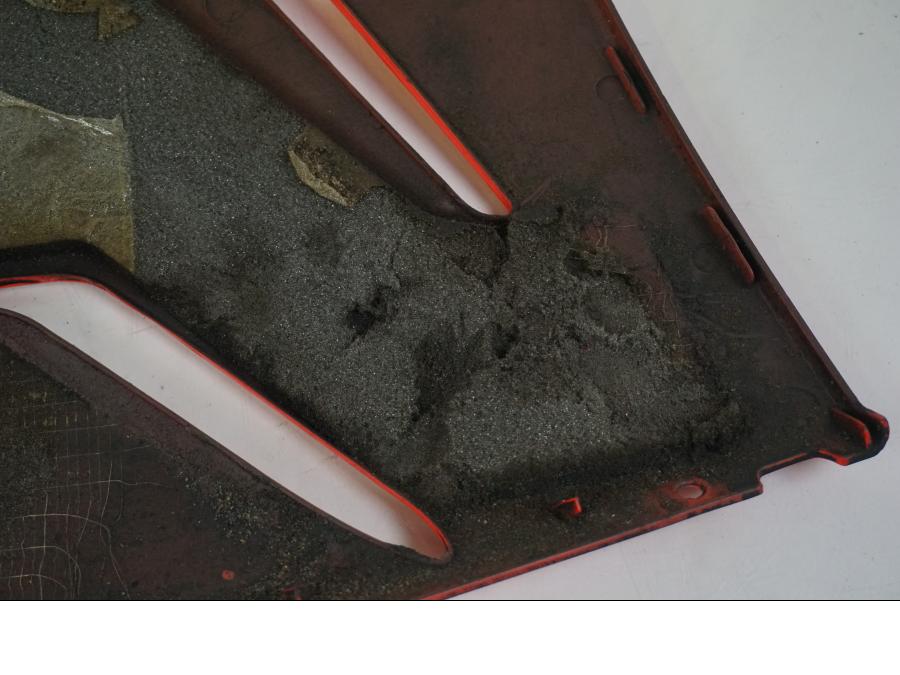 Extrabild5 på <p>Magkåpa vänster från Aprilia RSV 1000 R Factory 2008.</p>

<p>Repor, slitage av lack se bilder.</p> motorcykel.