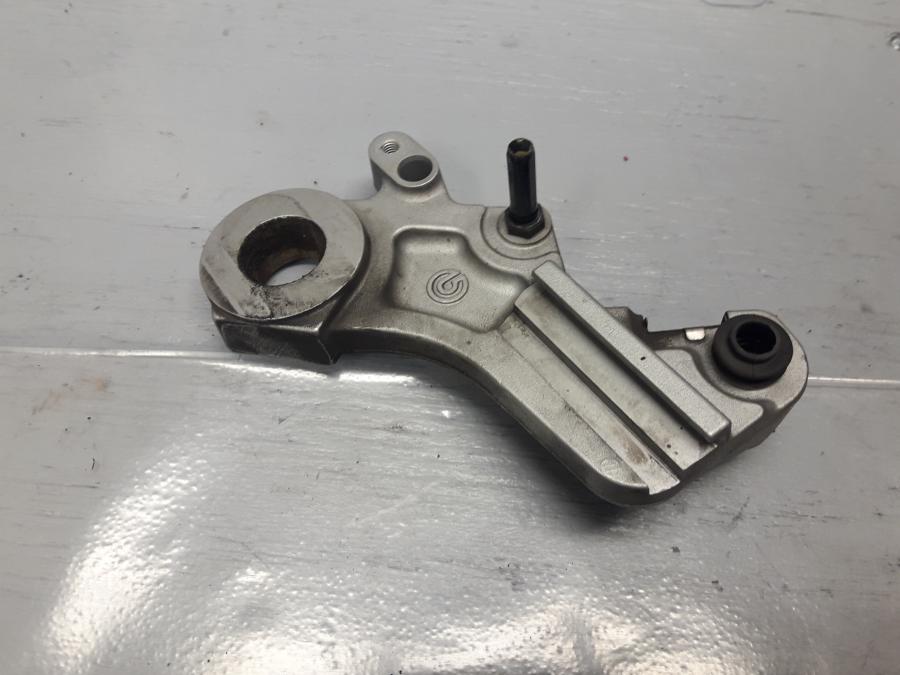 Framsidan på Bromsoksfäste från en KTM 690 Duke -2015 motorcykel.