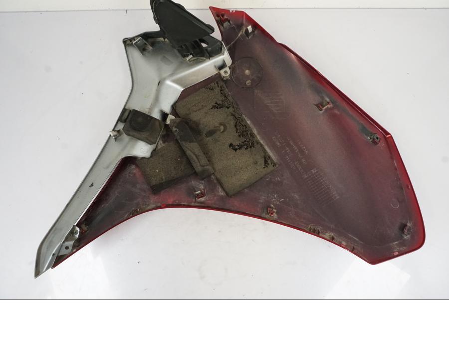 Snett nerifrån på Sidkåpa från en Honda VFR 1200 -2010 motorcykel.