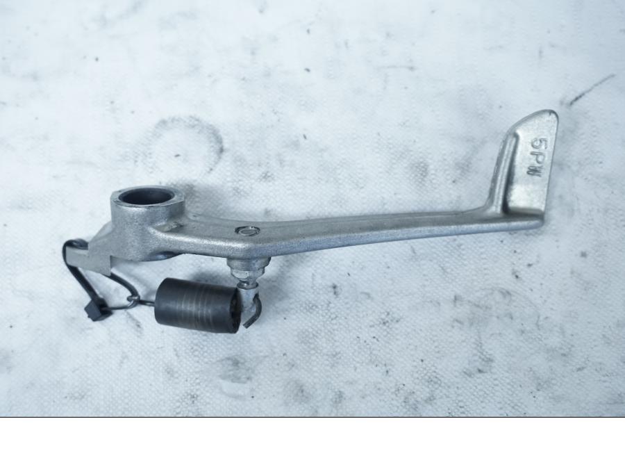 Baksidan på Bromspedal från en Yamaha YZF 1000 R1 -2002 motorcykel.