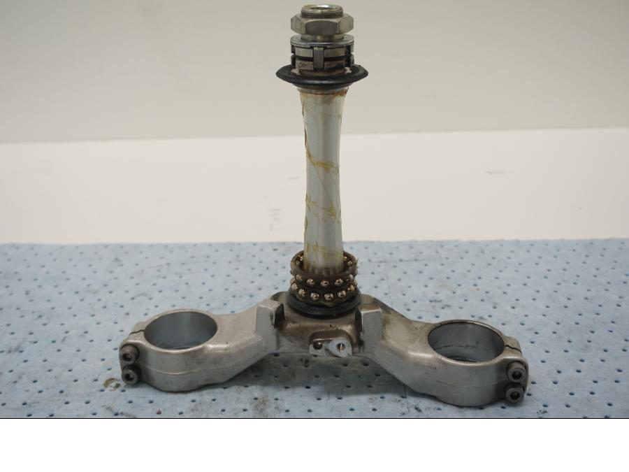 Framsidan på Gaffelkrona från en Yamaha YZF 1000 R1 -2003 motorcykel.