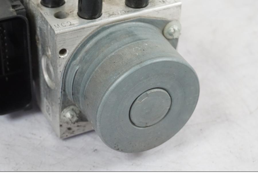 Höger sida på ABS Modulator från en Suzuki GSX-S 1000 -2017 motorcykel.