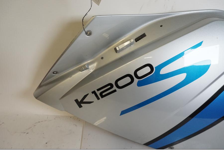 Baksidan på Sidkåpa från en BMW K 1200 S -2007 motorcykel.