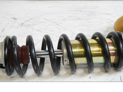 Snett nerifrån på Stötdämpare från en Aprilia SXV 550 -2008 motorcykel.