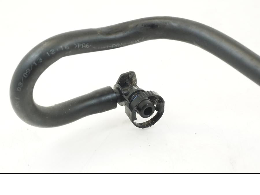 Baksidan på Bensinledning från en Ducati Hyperstrada -2013 motorcykel.