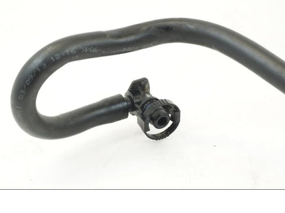 Baksidan på Bensinledning från en Ducati Hyperstrada -2013 motorcykel.