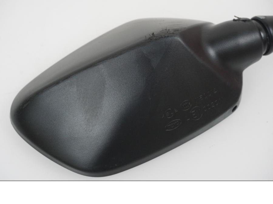 Snett uppifrån på Backspegel från en Honda CB 650 R -2021 motorcykel.