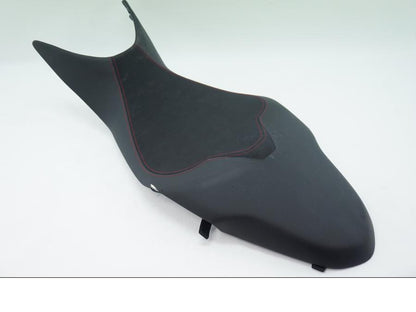 Vänster sida på Sadel från en Ducati Supersport 939 -2018 motorcykel.